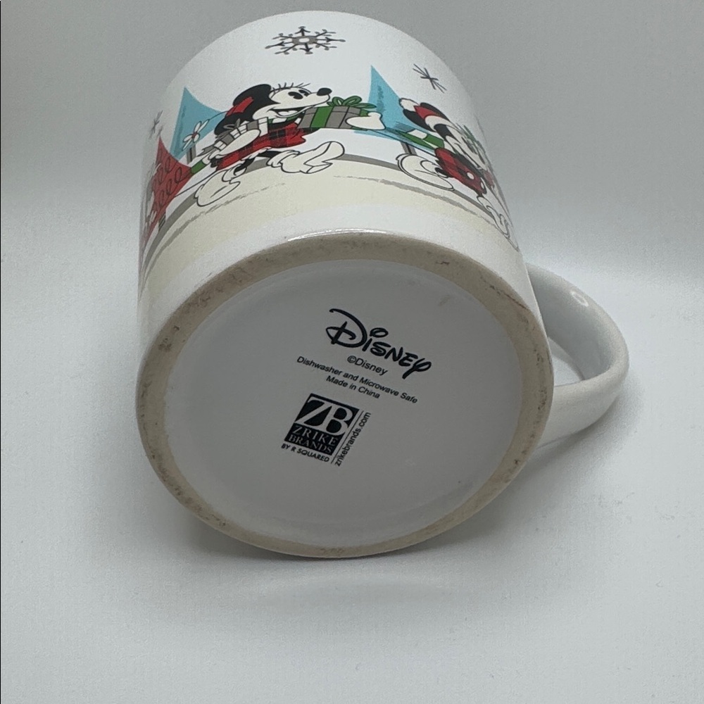 🎅 Disney Holiday Mug – Mickey, Minnie, Goofy & Donald Christmas Coffee Cup - Picture 3 of 4